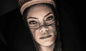 tatuaggio realistico del volto di una donna